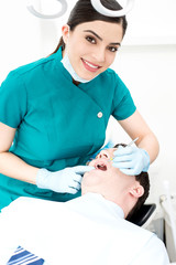 Obraz premium Female dentist examines a patient