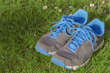 Blaue Sportschuhe auf Wiese