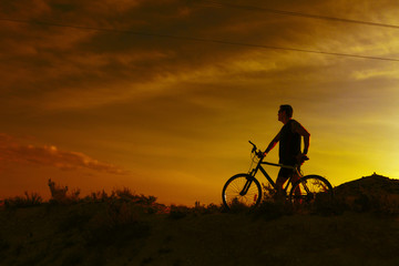 Fototapeta na wymiar Deportes. Bicicleta de montaña y hombre.Deporte en exterior