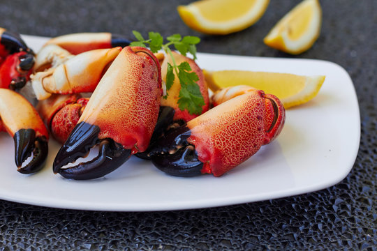 Boiled crab claws with lemon