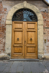 Fototapeta na wymiar Porta in legno nuova, ingresso palazzo, casa