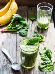 green smoothie with spinach, banana and peanut milk