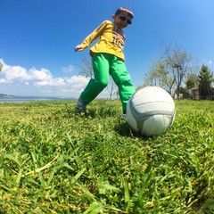 Top Oynayan Çocuk © Rıza