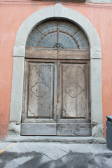 Porta in legno nuova, ingresso palazzo, casa
