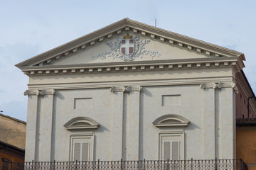 Finestra con frontone timpano e decorazioni, neoclassico