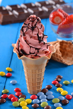 Barquilla de helado de fresa con sirope de chocolate.. Stock Photo | Adobe  Stock