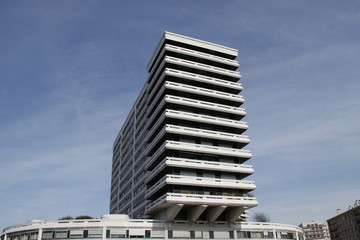 Barre d'immeuble moderne à Paris