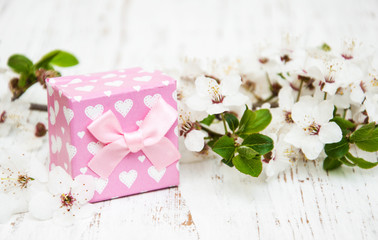 Fototapeta na wymiar Spring blossom and gift box