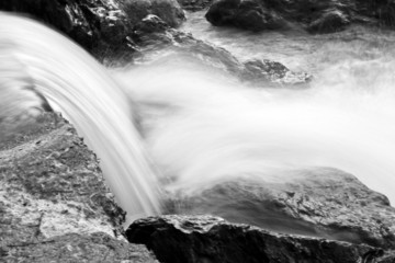 kleiner Wasserfall monochrom