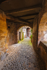 Obraz premium Słoneczne starożytne miasto i ulice pięknej Toskanii, Ita