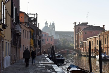 Fototapeta na wymiar Рассвет в Венеции на канале