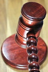 handgedrechselter Richterhammer über Schlagplatte