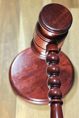 handgedrechselter Richterhammer über Schlagplatte