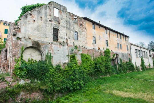 Rudere, edificio decadente crollato