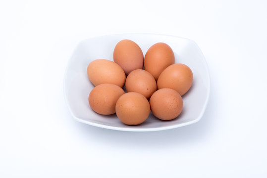 uova in piatto su sfondo bianco