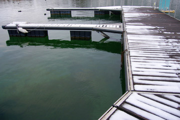 Pontons du lac d’Annecy en hiver
