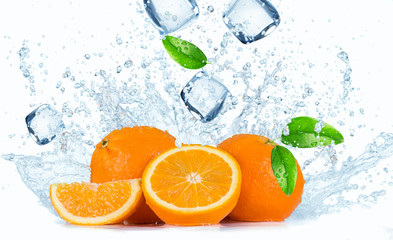 Fototapeta na wymiar Oranges with Water splashes
