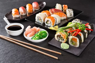 Crédence de cuisine en verre imprimé Bar à sushi Ensemble de sushis japonais aux fruits de mer