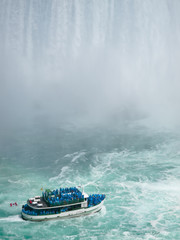 Naklejka premium Boat in Niagara Falls