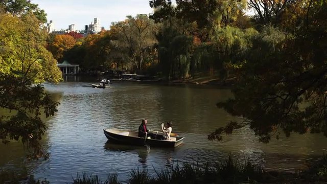 WS PAN HA Couple in row boat at Central Park lake, New York City, New York State, USA