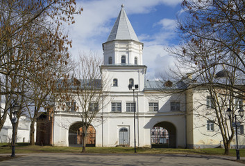 Fototapeta premium Воротная башня Гостиного двора весенним днем. Великий Новгород