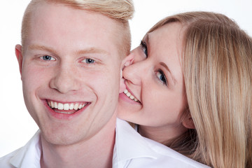 Glückliches Paar blond lächelt Nahaufnahme