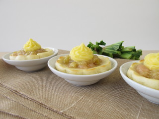 Ofengebackene Eierkuchen mit Rhabarber und Vanillepudding