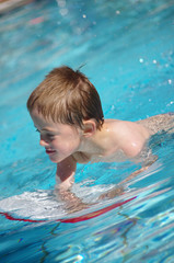 enfant à la piscine