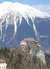 Fototapeta na wymiar castle on Lake bled and the snowy mountains of Slovenia