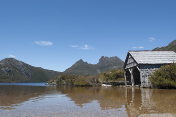 Fototapeta na wymiar Cradle Mountain Tasmania and boat shed