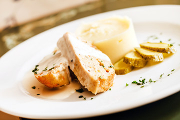 meat with mashed potatoes
