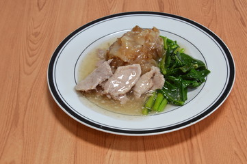 fried noodles with pork and kale in gravy sauce