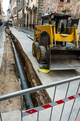 Cantiere lavori in corso, rifacimento stradale, scavo, tubazioni