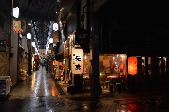 Fototapeta Geschäfte und Restaurants in der Innenstadt von Kyoto, Japan