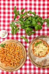 gebackene Buchstaben aus Pizzateig, rot weiße Tischdecke