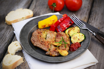 Grillkotelett mit Gemüse