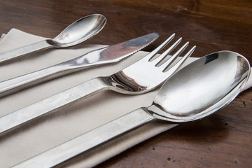 forchetta, coltello, cucchiaio, cucchiaino e tovagliolo