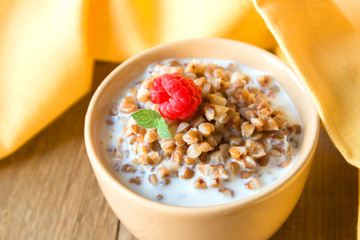 Buckwheat with milk, raspberry and mint