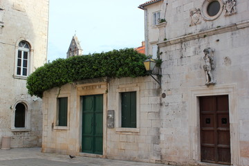 Fototapeta na wymiar Museum am Hauptplatz von Trogir in Dalmatien (Kroatien)