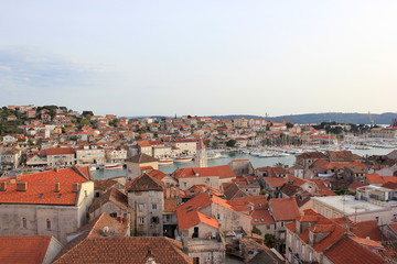 Fototapeta na wymiar Stadt und Hafen von Trogir in der Region Dalmatien (Kroatien)