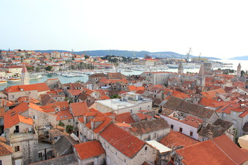 Fototapeta na wymiar Stadt und Hafen von Trogir in der Region Dalmatien (Kroatien)