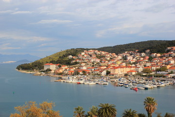 Fototapeta na wymiar Hafen und Stadt Trogir in Dalmatien aus der Vogelperspektive