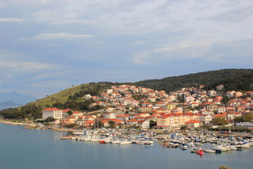 Naklejka na ściany i meble Der Hafen und die Stadt Trogir in Dalmatien (Kroatien)