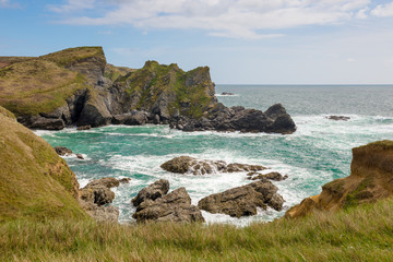 Fototapeta na wymiar Falaises et rochers de Port Gwenn entre Port Blanc et la plage de Herlin sur la côte sauvage - Belle Île en Mer en Bretagne
