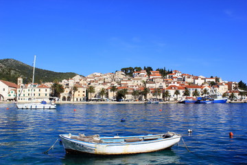 Ein Boot vor Hvar-Stadt auf der kroatischen Insel Hvar
