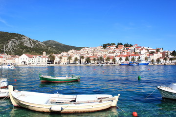 Fototapeta na wymiar Boote vor dem Hafen der Insel Hvar in Dalmatien (Kroatien)