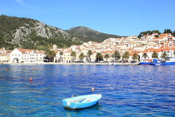 Fototapeta premium Statek na morzu przed portem na wyspie Hvar (Chorwacja)