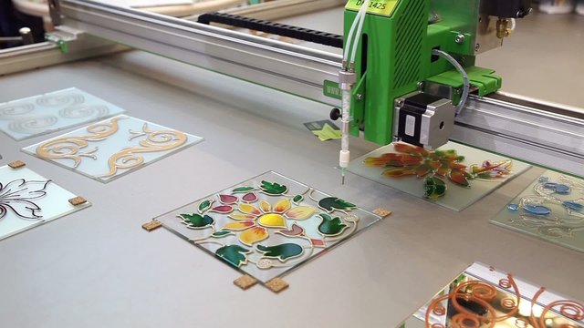 Automated machinery for stained glass painting 
