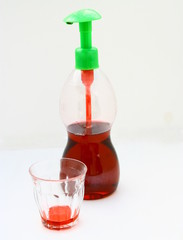 bouteille de sirop de grenadine et verre,boisson