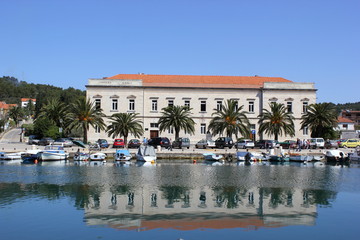 Fototapeta na wymiar Die Altstadt von Stari Grad (Hvar) spiegelt sich im Wasser
